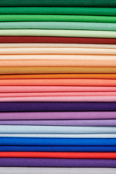 pila di tessuti di cotone autocolorati luminosi come immagine di sfondo - patch textile stack heap foto e immagini stock