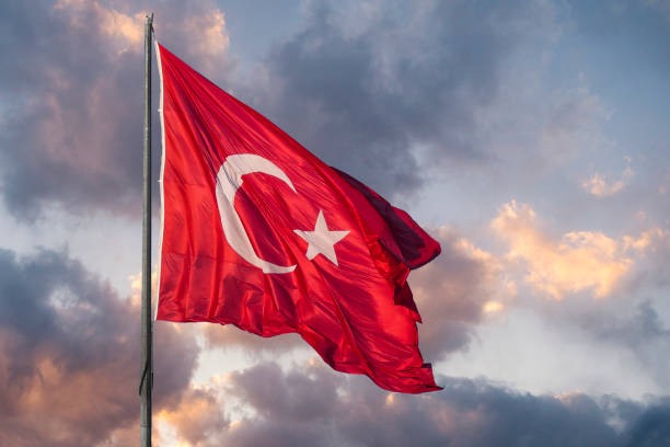 bandera turca ondeando en el viento - bandera turca fotografías e imágenes de stock