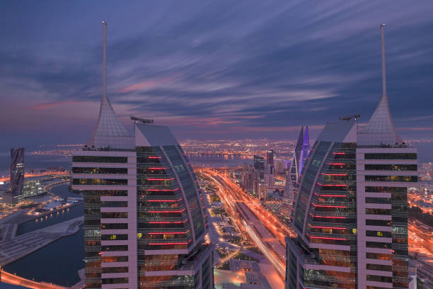 paesaggio urbano del bahrain - bahrain foto e immagini stock