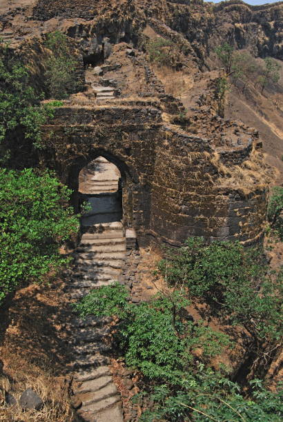 Korigad (also called Koraigad, Koarigad or Kumwarigad) is a fort located about 20 km away from Lonavla in Pune district, Maharashtra, India. Its date of construction is not known but likely predates 1500 A.D. It is about 929 m above sea level. The close korigad (también llamado koraigad, koarigad o kumwarigad) es un fuerte situado a unos 20 km de lonavla en el distrito de pune, maharashtra, india. su fecha de construcción no se conoce, pero probablemente es anterior al año 1500 d.c. está a unos 929 m