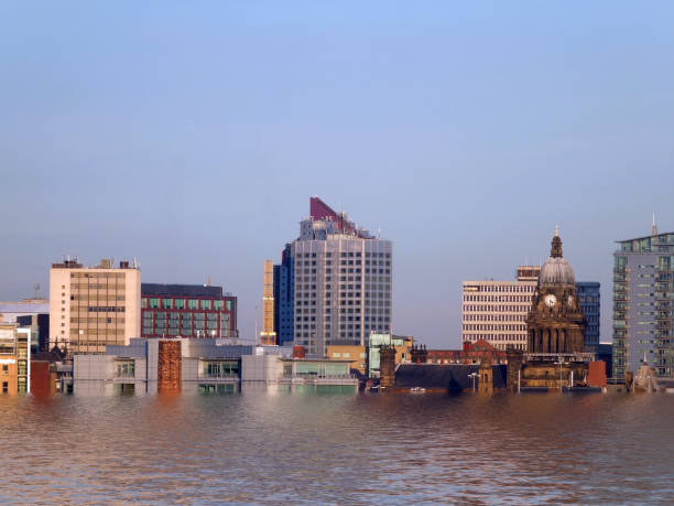 una vista conceptual del paisaje urbano de los líos que muestra los edificios y el ayuntamiento después de las inundaciones debido al calentamiento global - leeds england leeds town hall town uk fotografías e imágenes de stock