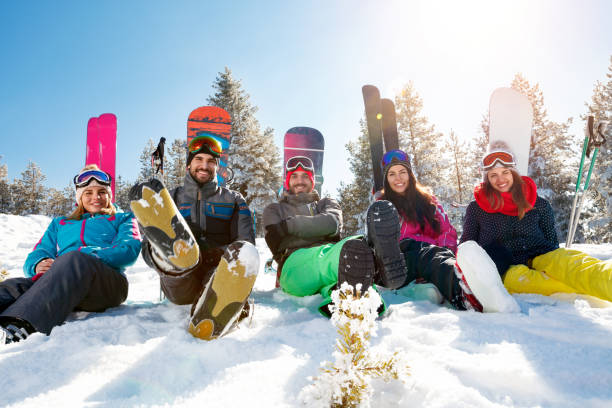 amigos divirtiéndose de vacaciones de esquí en las montañas - skiing snow couple mountain fotografías e imágenes de stock