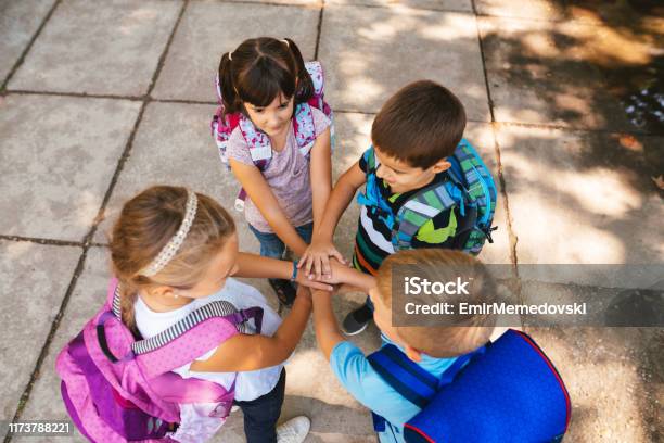Xem hình học sinh ba lô nắm tay nhau để cảm nhận được không khí học tập đầy hứng khởi và tương tác xã hội tích cực trong các lớp học. Hình ảnh này cho thấy sự thân thiện và tình bạn giữa các bạn học sinh và mang lại niềm vui cho việc học tập.