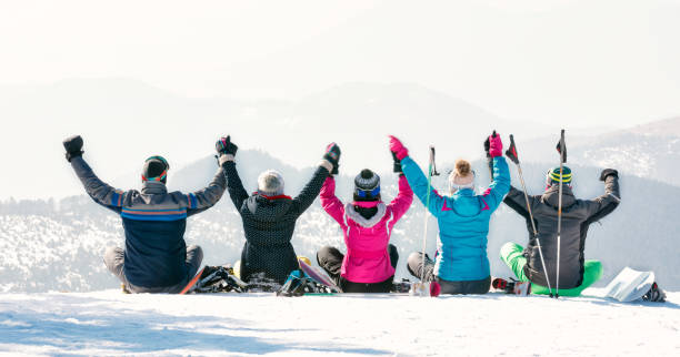amis ayant l'amusement sur des vacances de ski dans les montagnes - group of people teenager snow winter photos et images de collection