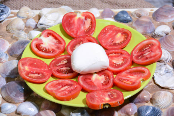 cibo sano - mozzarella tomato salad italy foto e immagini stock