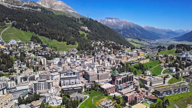 panorama aéreo de st. moritz (sankt moritz), cidade alpina elevada do recurso no engadine, graubunden, switzerland. - engadine switzerland europe clear sky - fotografias e filmes do acervo