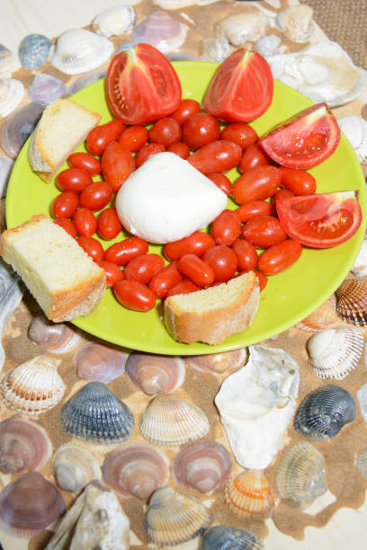 cibo sano - mozzarella tomato salad italy foto e immagini stock