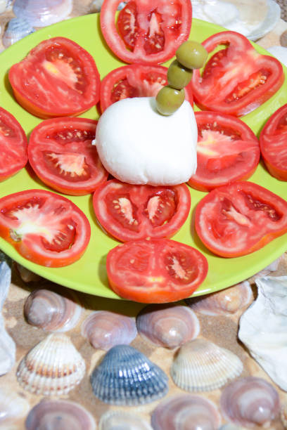 cibo sano - mozzarella tomato salad italy foto e immagini stock