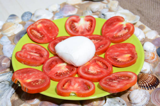 cibo sano - mozzarella tomato salad italy foto e immagini stock