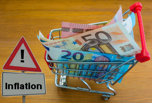 firmar el carrito de la compra de inflación con billetes en euros - crisis european union currency europe debt fotografías e imágenes de stock