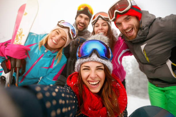 amici che si divertono durante le vacanze sugli sci in montagna - group of people teenager snow winter foto e immagini stock