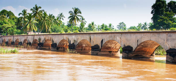 paysage de l'ancien pont au-dessus du fleuve de mékong. - siphandon photos et images de collection