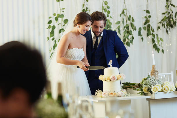 ケーキを切る時間です - wedding cake newlywed wedding cake ストックフォトと画像