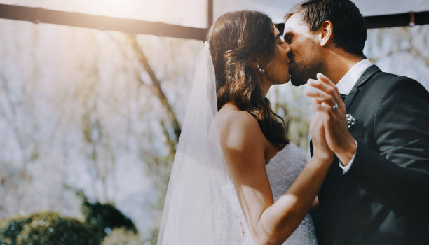 невеста его, чтобы поцеловать - wedding reception фотографии стоковые фото и изображения