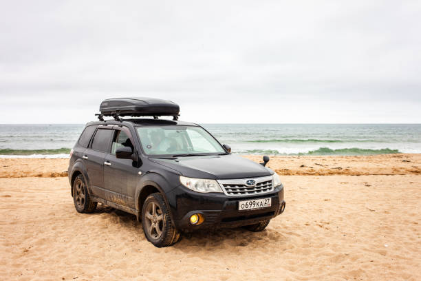 forester de subaru com a caixa do tronco na praia da areia - recreate - fotografias e filmes do acervo