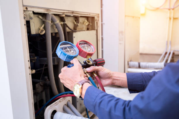 o técnico está verificando o condicionador de ar, medindo o equipamento para encher condicionadores de ar. - air conditioner technician service repairman - fotografias e filmes do acervo