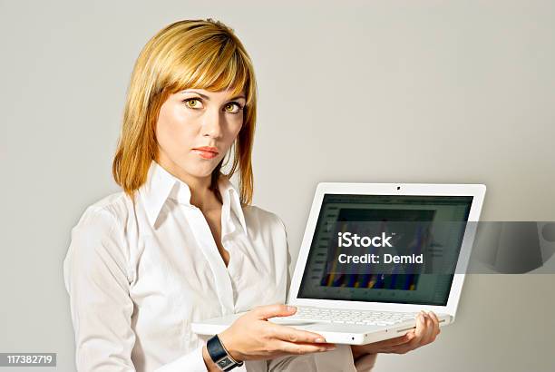 Biznes Dama Z Laptopa - zdjęcia stockowe i więcej obrazów Biały - Biały, Biznes, Biznesmenka
