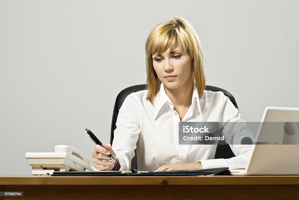 Hermosa mujer de negocios con computadora portátil - Foto de stock de A la moda libre de derechos