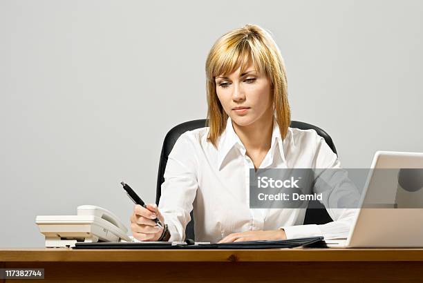 Foto de Linda Mulher De Negócios Com Computador Portátil e mais fotos de stock de Adulto - Adulto, Aprender, Autoridade