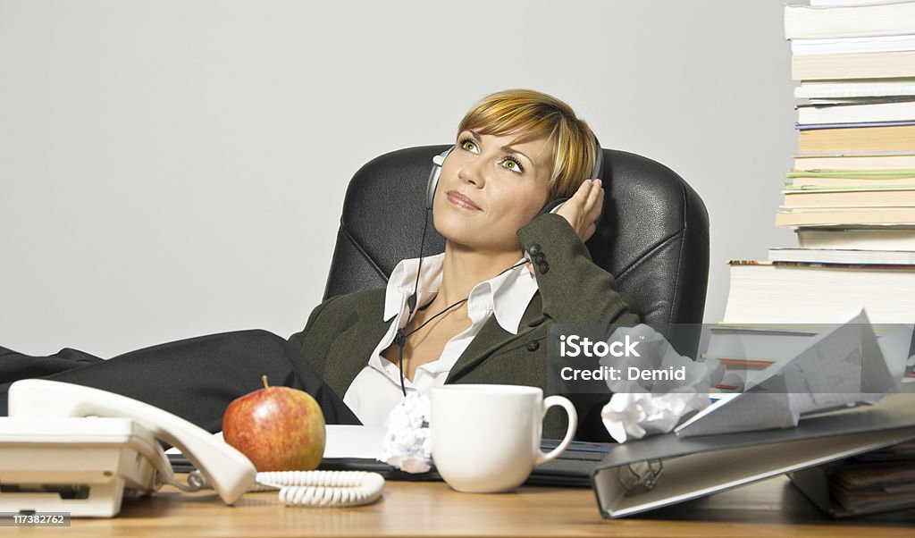 Tranquilla donna d'affari o studente - Foto stock royalty-free di Abbigliamento da lavoro