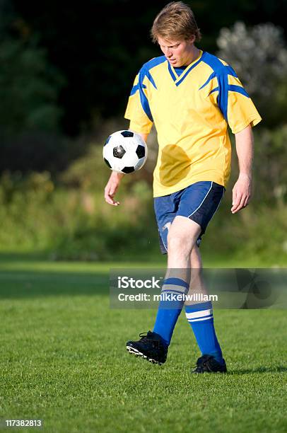 Foto de Jogador De Futebol Com Uma Bola De Futebol Faz Malabarismo Com e mais fotos de stock de Atacante de futebol