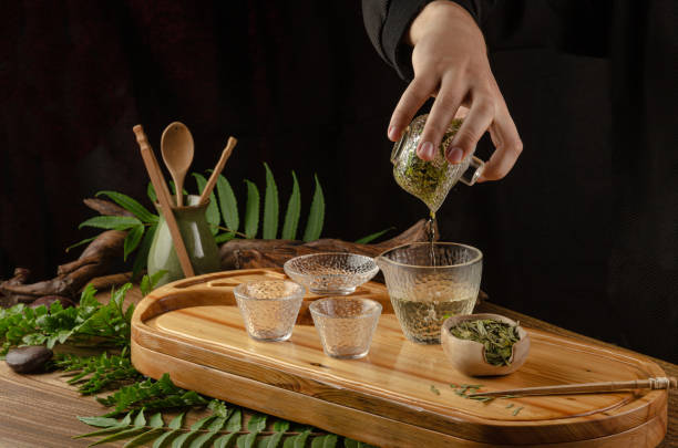 mesa de chá com instrumentos bules copos e chá shen puer - china tea crop chinese culture traditional culture - fotografias e filmes do acervo