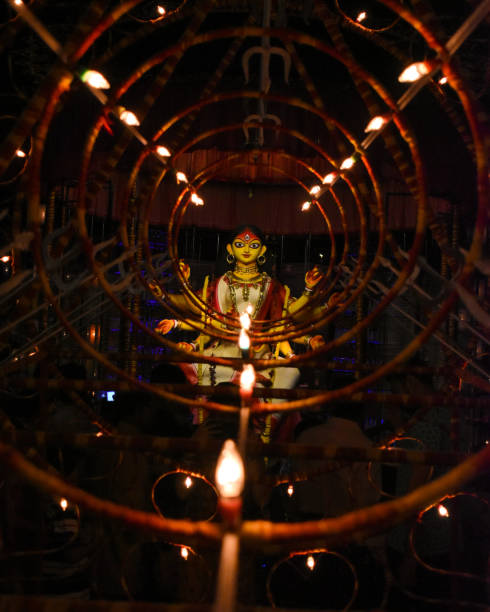 ídolo da deusa durga em durga puja decorado pandal, disparado na luz colorida, em kolkata, bengal ocidental, india. durga puja é o maior festival religioso do hinduísmo e agora é comemorado em todo o mundo. - shiva hindu god statue dancing - fotografias e filmes do acervo