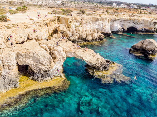 skalisty brzeg morza śródziemnego - greco roman zdjęcia i obrazy z banku zdjęć