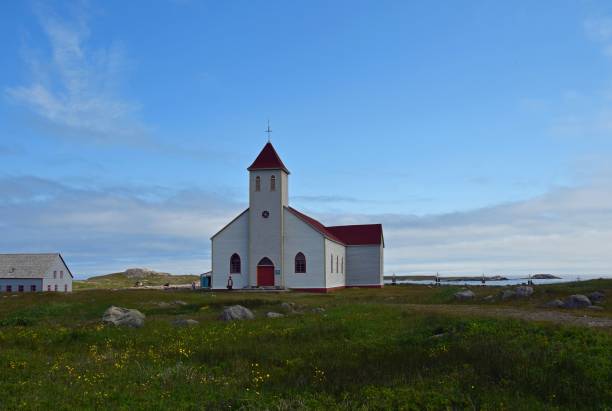 église blanche avec toit rouge sur l'île aux marin - saint pierre et miquelon photos et images de collection