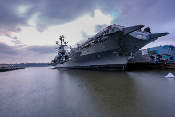 uss intrepid en nueva york, estados unidos - river passenger ship nautical vessel military ship fotografías e imágenes de stock