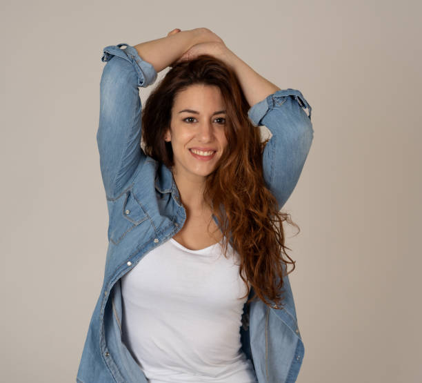 ritratto di giovane bella donna caucasica con i capelli rossi viso attraente e bel sorriso in posa in camicia di jeans. in people, beauty, espressione umana positiva e immagine amichevole di marketing. - hairstyle human hair women human face foto e immagini stock