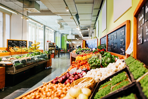 El pasillo vegetal en el supermercado photo