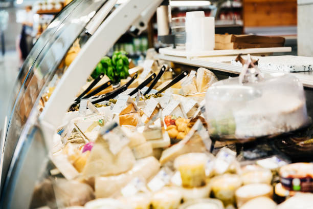 primer plano de la encimera del queso en el supermercado - delicatessen fotografías e imágenes de stock