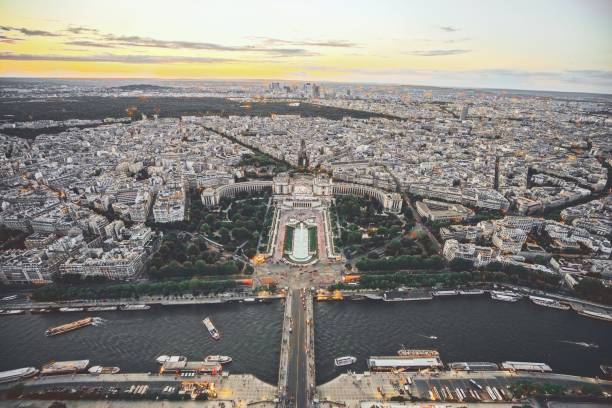 paris, france - 18 mai 2010: vue aérienne de l'architecture parisienne depuis la tour eiffel dans la soirée. - palais de chaillot photos et images de collection