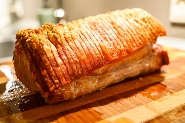 Carne de porco friável do assado coloc em uma placa de estaca pronta para ser servida - foto de acervo