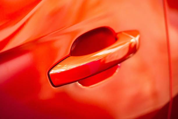 mango rojo de la puerta del coche usando papel pintado o fondo - car door white doorknob empty fotografías e imágenes de stock