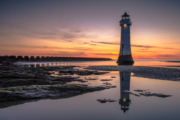 sonnenuntergang am new brighton lighthouse, barschfelsen, wirral, merseyside - perch rock lighthouse stock-fotos und bilder