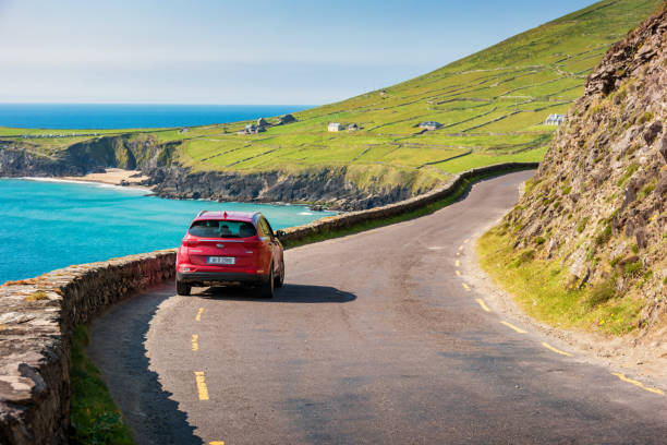 kia sportage suv su slea head drive dingle peninsula ireland - kerry coast foto e immagini stock