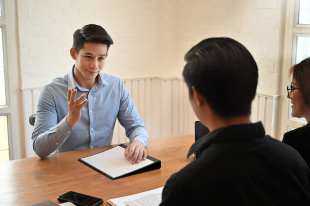 homem novo que fala com trabalho da entrevista no escritório moderno. - job search note pad business person interview - fotografias e filmes do acervo