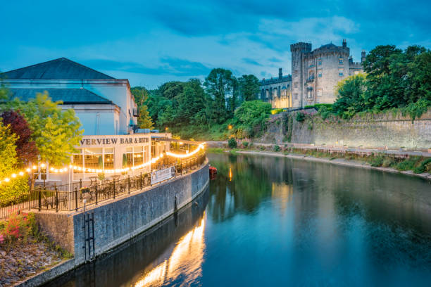 замок килкенни и река норе в килкенни ирландия - kilkenny city стоковые фото и изображения