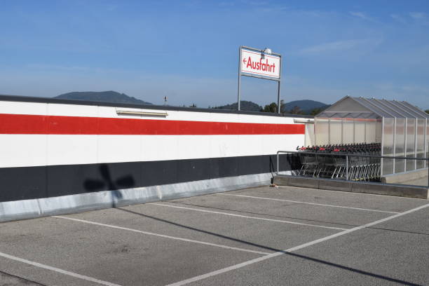 пустая парковка супермаркета со знаком выхода - ausfahrt стоковые фото и изображения