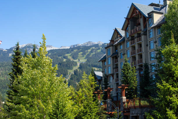 whistler mountain nella columbia britannica, canada, che guarda agli impianti di risalita estivi e alla gondola a blackcomb e alle sistemazioni del villaggio in una giornata di sole. - whistler foto e immagini stock