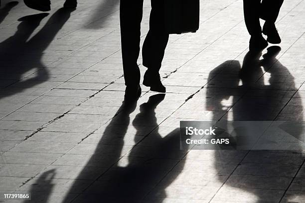 Sun Casting Schatten Über Menschen Die Zu Fuß Auf Der Straße Stockfoto und mehr Bilder von Aktentasche