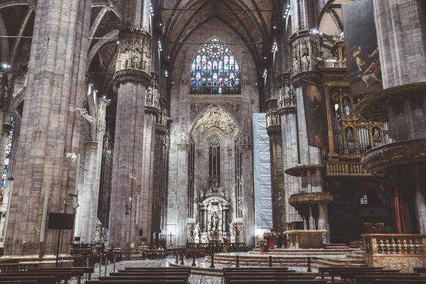 panoramiczny widok na wnętrze katedry w mediolanie (duomo di milano) - view from altar zdjęcia i obrazy z banku zdjęć