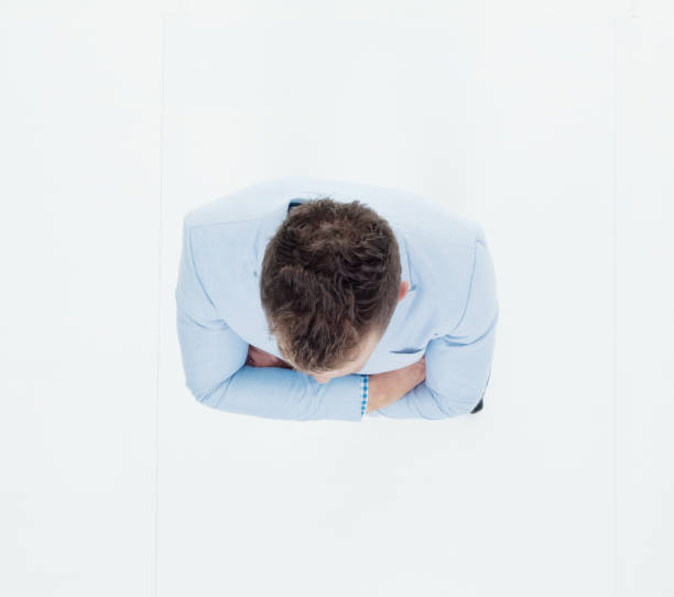 One man only / full length / directly above view of 30-39 years old adult handsome people caucasian young men / male business person / businessman / manager standing in front of white background wearing blazer - jacket / jacket / business casual / smart casual / a suit who is confidence with arms crossed un hombre sólo / longitud completa / directamente por encima de la vista de 30-39 años adultos guapos hombres jóvenes caucásicos / hombre de negocios masculino / hombre de negocios / gerente de pie frente a fondo blanco usando un traje que es confianza