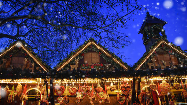 beleuchteter weihnachtsmarkt in der nacht - weihnachtsmarkt stock-fotos und bilder