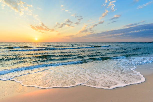 lange welle an der küste, morgendämmerung am meer, tunesien - strand stock-fotos und bilder