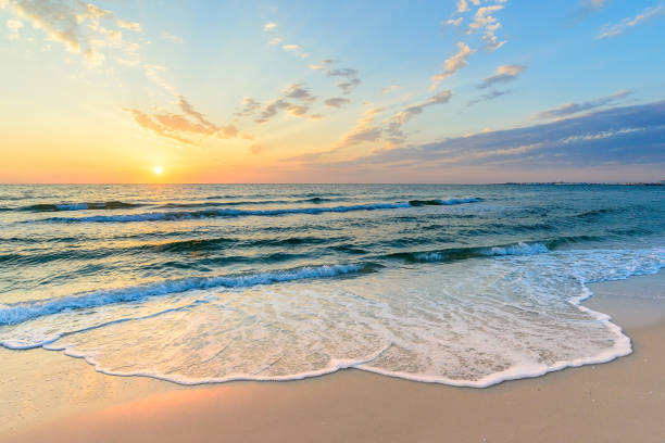 longue vague sur la côte, aube sur la mer, tunisie - coucher de soleil photos et images de collection