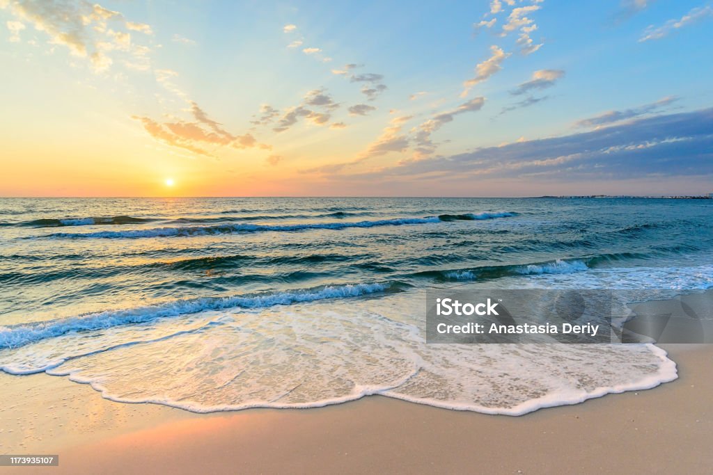 Onda longa na costa, alvorecer no mar, Tunísia - Foto de stock de Praia royalty-free