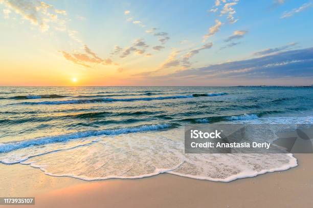Foto de Onda Longa Na Costa Alvorecer No Mar Tunísia e mais fotos de stock de Praia - Praia, Mar, Pôr-do-sol